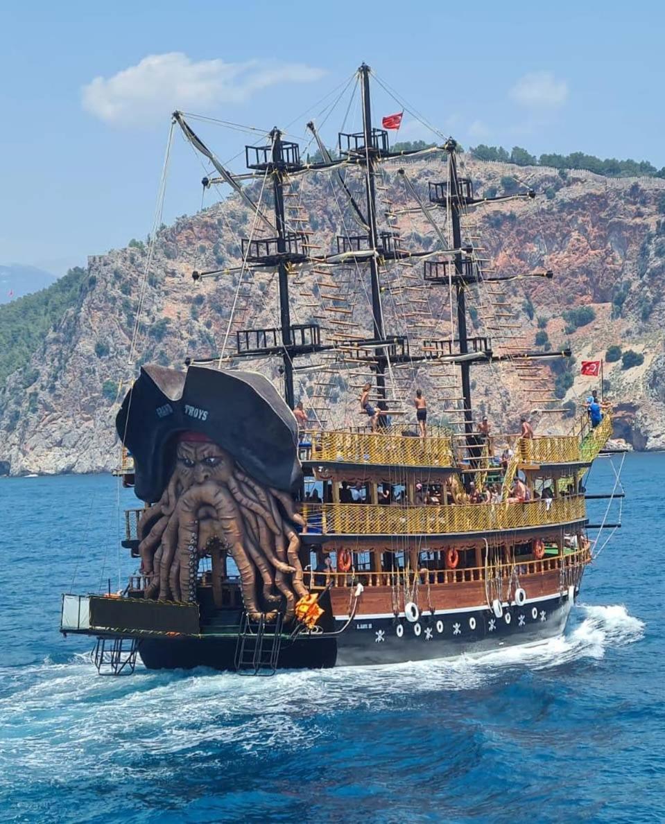 Kamp alanı Boat Tour With Lunch In 4 Trip Alanya